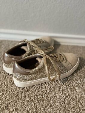 Women's Glitter Accent Low-Top Sneakers in Gold